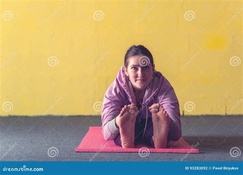 Clase Practicante Del Yogain De La Mujer Flexible Joven Foto De Archivo