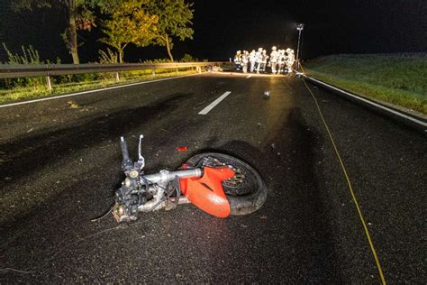 Motorrad bricht auseinander Fahrer lebensgefährlich verletzt