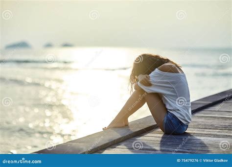 Belle Femme Seule Triste Sasseyant Sur Le Pilier Photo Stock Image