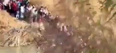 Video Massive Migrant Caravan Ferried Across Texas Border By Human