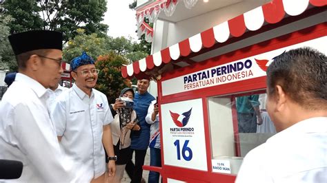 Partai Perindo Bagikan Gerobak Ferry Kurnia Langkah Nyata Bantu