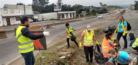 Grupo Escoteiro Indai Recolhe Quilos De Lixo Em A O Alusiva Ao