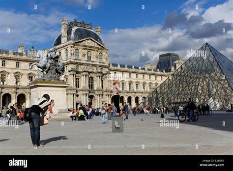 Francia Par S Museo Del Louvre Y La Pir Mide Por El Arquitecto Ieoh