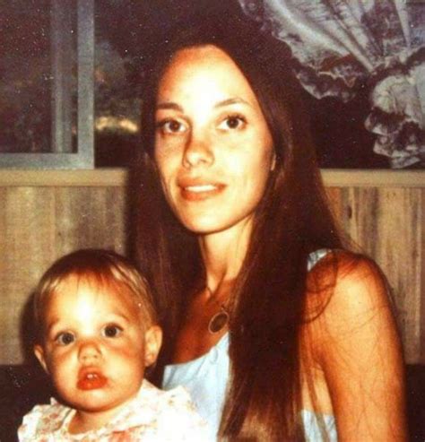 35 Adorable Angelina Jolie's Childhood Photos From the 1970s and Early ...