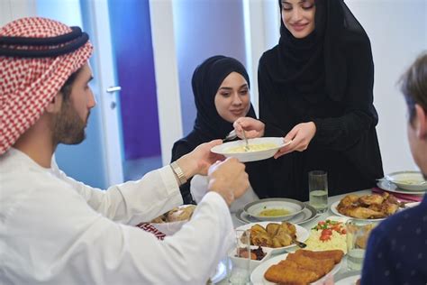 Família muçulmana tendo iftar juntos durante o ramadã povo árabe se