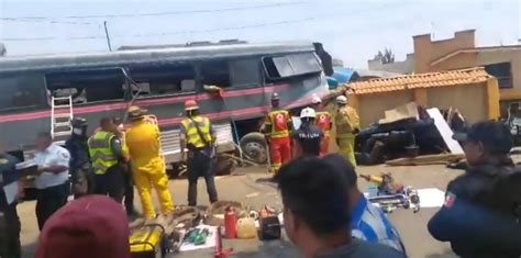 Cami N De M Sicos Choca En Michoac N Hay Tres Muertos Y Heridos