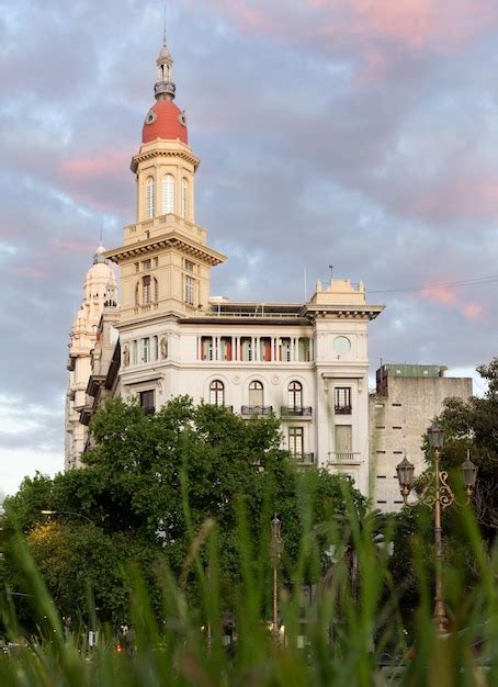 Un Edificio Con Un Reloj Encima Foto Premium