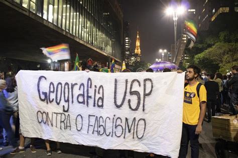 Um Grupo De Pessoas Participa Em Uma Demonstra O Contra Presidente