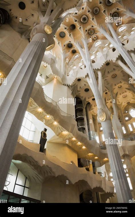 Inneneinrichtung der Basilika La Sagrada Familia des berühmten