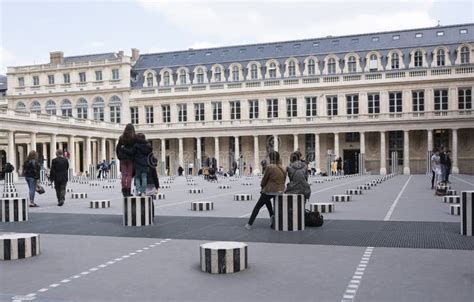 Les Deux Plateaux a Instalação Da Arte Por Daniel Buren No Interno