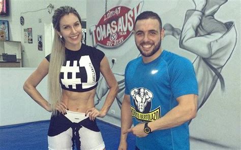 Tatiele Polyana Posta Ap S Treino E Exibe Cintura Fina E Tanquinho