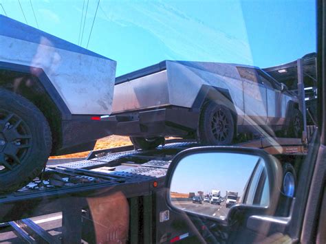 8/29: Cybertrucks spotted heading towards Fremont + unloading videos