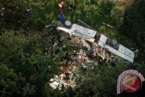 Bus Masuk Jurang Di Puncak 15 Korban Meninggal Antara News