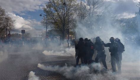 Francia moviliza a 2 000 agentes a las afueras de París tras noche de