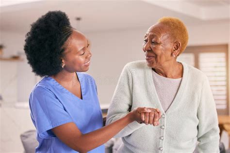 Ayudar A Enfermar Y Tomar Las Manos De La Anciana Mujer Negra Cuidando