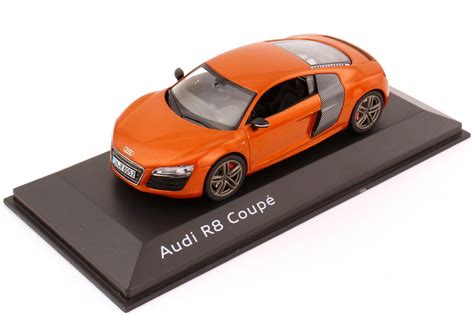 Audi R8 Coupé Facelift 2012 samoa orange met Werbemodell Schuco