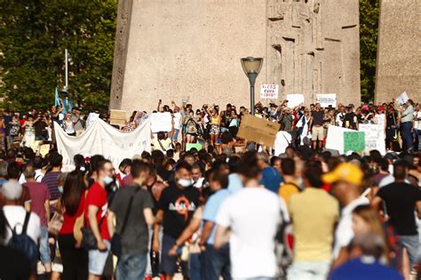 Masiva Protesta En Madrid Sin Mascarillas Ni Distancia De Seguridad