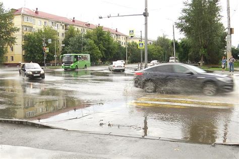 В Кургане сточные воды делают непроходимым загруженный перекресток