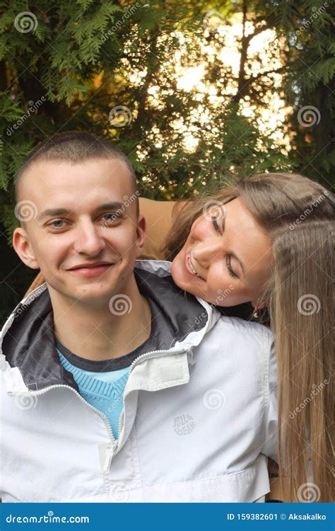 Joyeux Et Beau Jeune Couple Amoureux Image Stock Image Du Beau