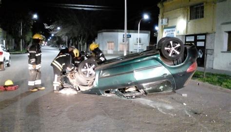 Sujeto De A Os Choc Un Auto Y Volc En La Madrugada De Hoy En Landa