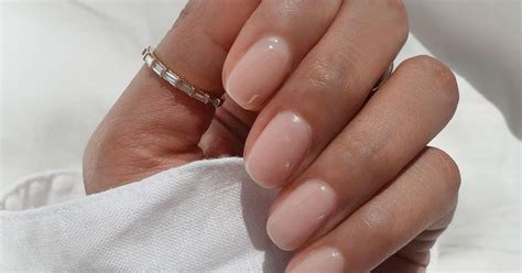 Zarter Nagellack Trend Wir tragen im Frühling 2022 Porcelain Nails