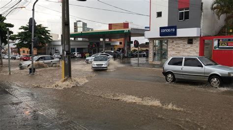 Chove Forte Em Conquista Avenida S O Geraldo Virou Um Rio Assista