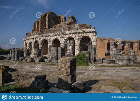 Ruinas De Un Antiguo Anfiteatro En Santa Maria Capua Vetero En Campania