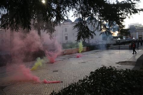 Tensione në protestën e opozitës para Kuvendit të Shqipërisë Epoka e Re