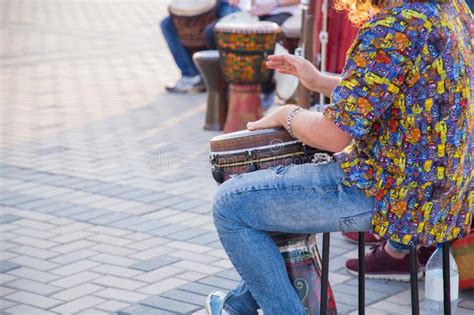 Hombre Que Juega El Tambor Tnico En La Calle Foto De Archivo Imagen