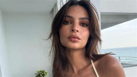 Emily Ratajkowski Goes Topless To Celebrate Freedom The Nerd Stash