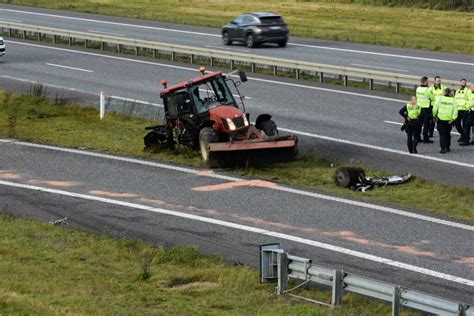 Traktor Og Bil St Dt Sammen Motorvejen Er Helt Sp Rret