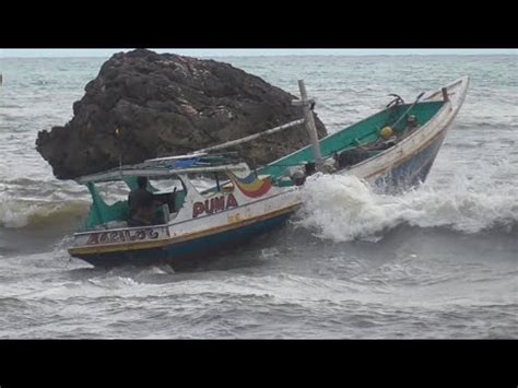 PERAHU KENA CUACA GELOMBANG EXTRIM KETIKA BERANGKAT MELAUT SEMUA PERAHU