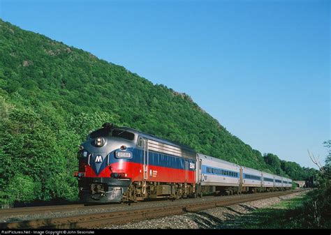 Metro North FL9AC "Starship" #2044 at Breakneck Ridge with a northbound ...