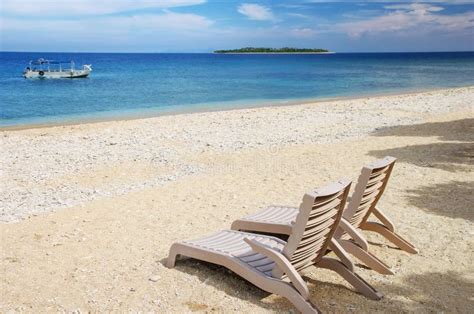 Chaises De Sun Sur La Plage Sablonneuse Blanche Image Stock Image Du