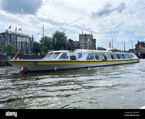 Amsterdam Países Bajos 30 de junio de 2023 Barco turístico en los