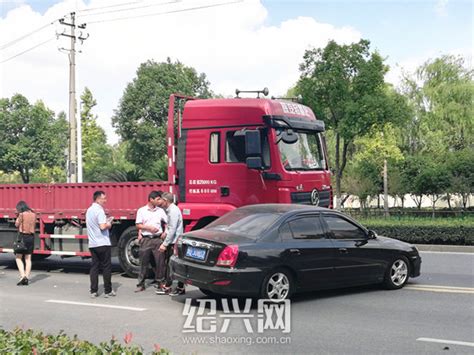 轿车随意调头遭大货车拦腰撞击 绍兴网