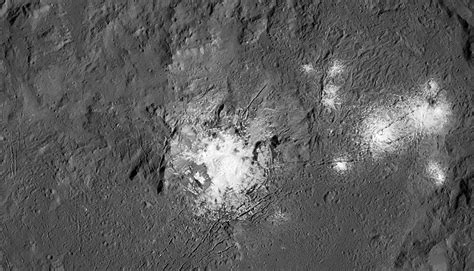 Neue Aufnahmen Zeigen Ceres Flecken Aus Nur 385 Kilometern Entfernung