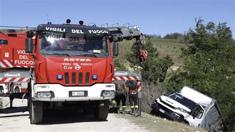 Camion In Una Scarpata A Piobesi Due Feriti La Stampa