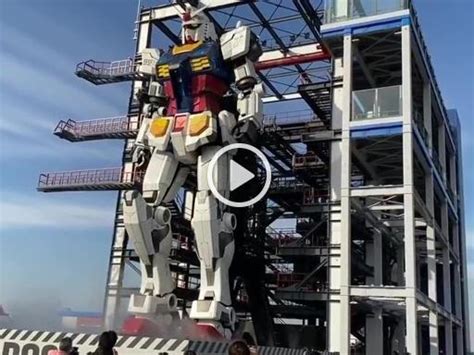 Gundam Adesso Si Muove Il Primo Passo Del Robot Gigante Nel Porto Di