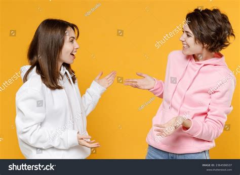 Photo De Stock Deux Jeunes Amies Amusantes Et Excitées 2364596537 Shutterstock