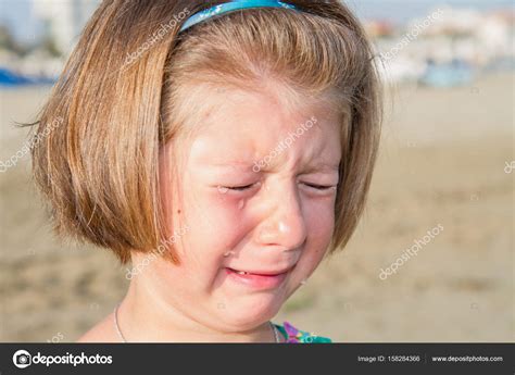 Ni A Llorando En La Playa Fotograf A De Stock Lsantilli