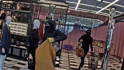 VIDEO Ladrones roban mercancía valorada en 50 mil dólares de la tienda