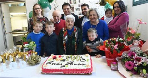 Nonna Anna Compie 100 Anni Grande Festa Con Amici E Parenti