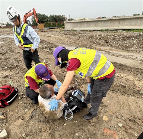 老翁散步跌倒滿身泥濘 大園警協助護送返家 指傳媒