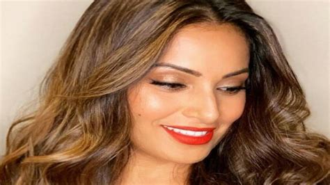 Bipasha Basu Homemade Face Pack For Healthy Glowing Skin 41 की उम्र में बिपाशा बसु की तरह