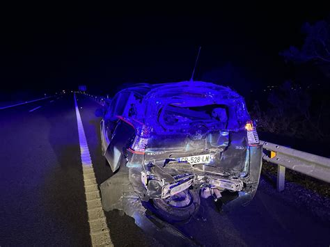 Un Veh Culo Queda Destrozado Tras Ser Alcanzado Por Un Cami N En La Ap