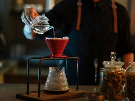 Un barista preparando café en una cafetería Foto Premium