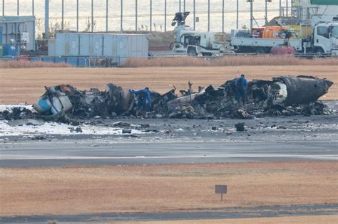 日航機の火災も鎮火、事故から8時間半後 [写真特集4 24] 毎日新聞