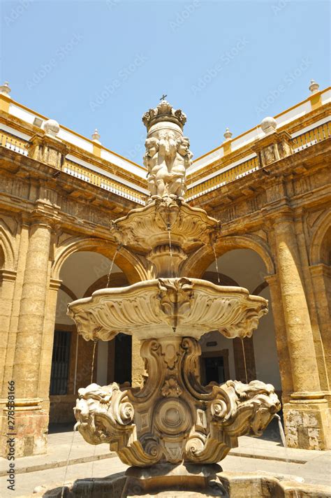 Fuente Barroca Dentro De La Universidad P Blica De Sevilla Antigua