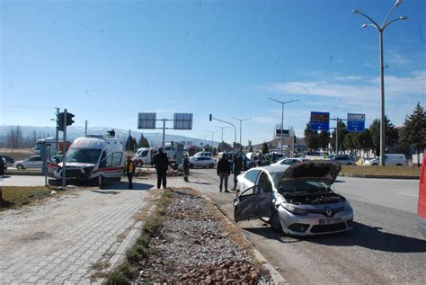 Kütahya Gediz de zincirleme trafik kazası Ambulans ile iki araç çarpıştı